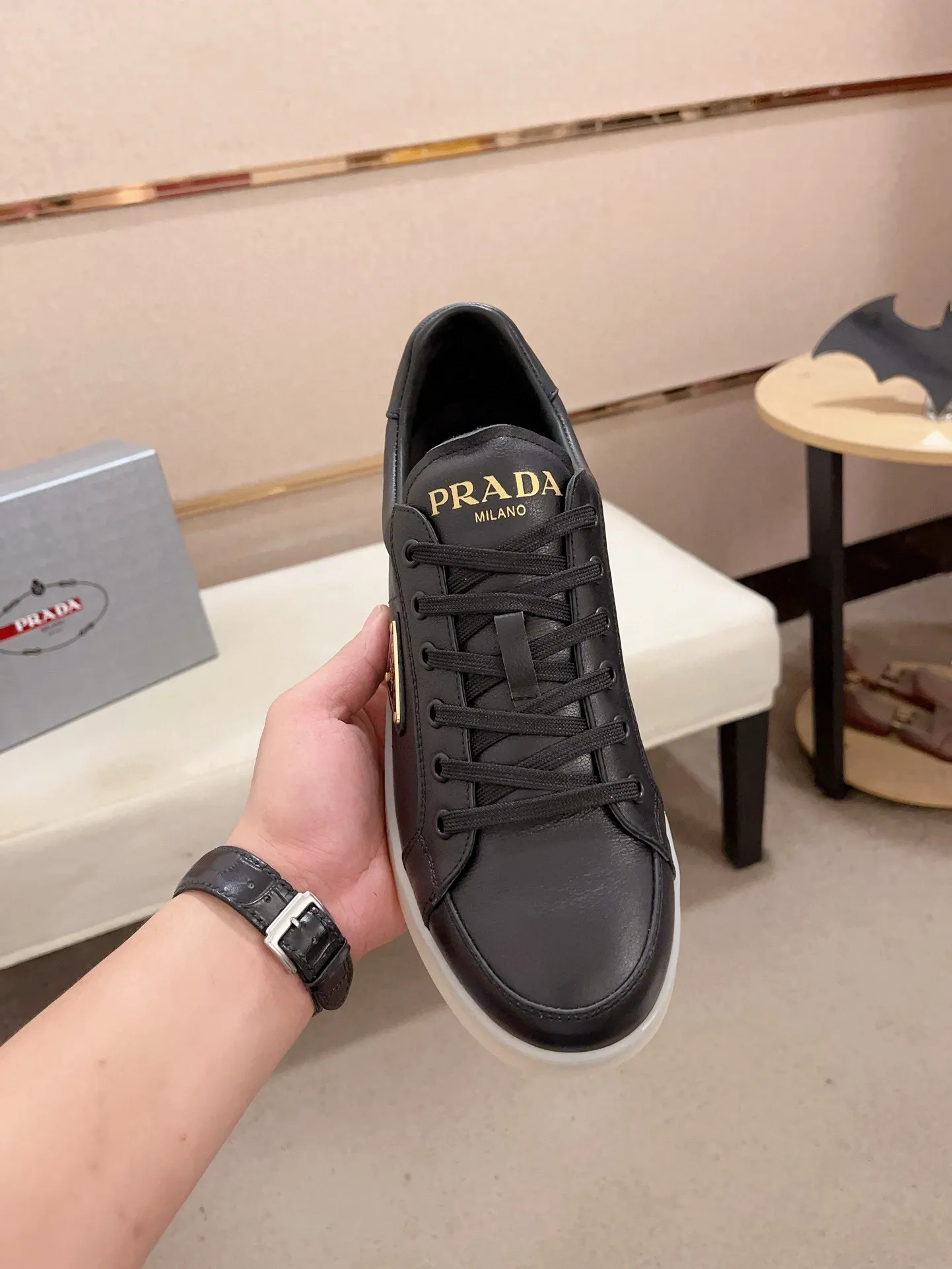 Men's shoes 💰 540💰 ✔️✔️✔️Higher version High-quality new PRADA (Prada) counters are launched at the same time. The new men's shoes and 😘 fabrics are made of high-tech glue-making technology. Lining: Full cowhide lining. 👍🏿 High-end ☄️ air-cushion molded anti-slip rubber outsole, exquisite lines, simple and elegant, comfortable and high-end for leisure travel. Code number: 38 to 44 (45 can be customized and cannot be returned or exchanged)